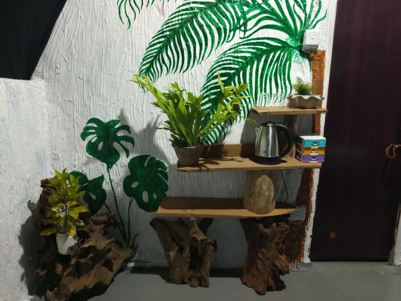 Clay walls and natural lighting in slow living room